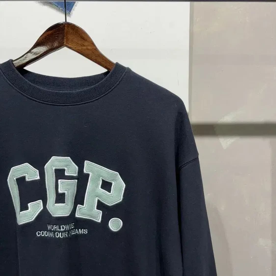 (95) 코드그라피 스트릿 자수 네이비 맨투맨 긴팔 티 상품이미지3
