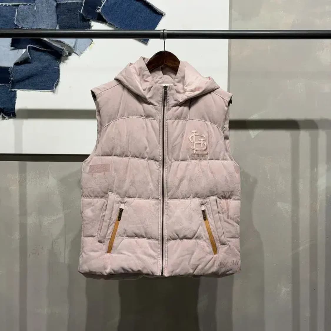 (95) MLB 샌디에고 여성 핑크 스웨이드 자수 패딩 조끼 상품이미지1