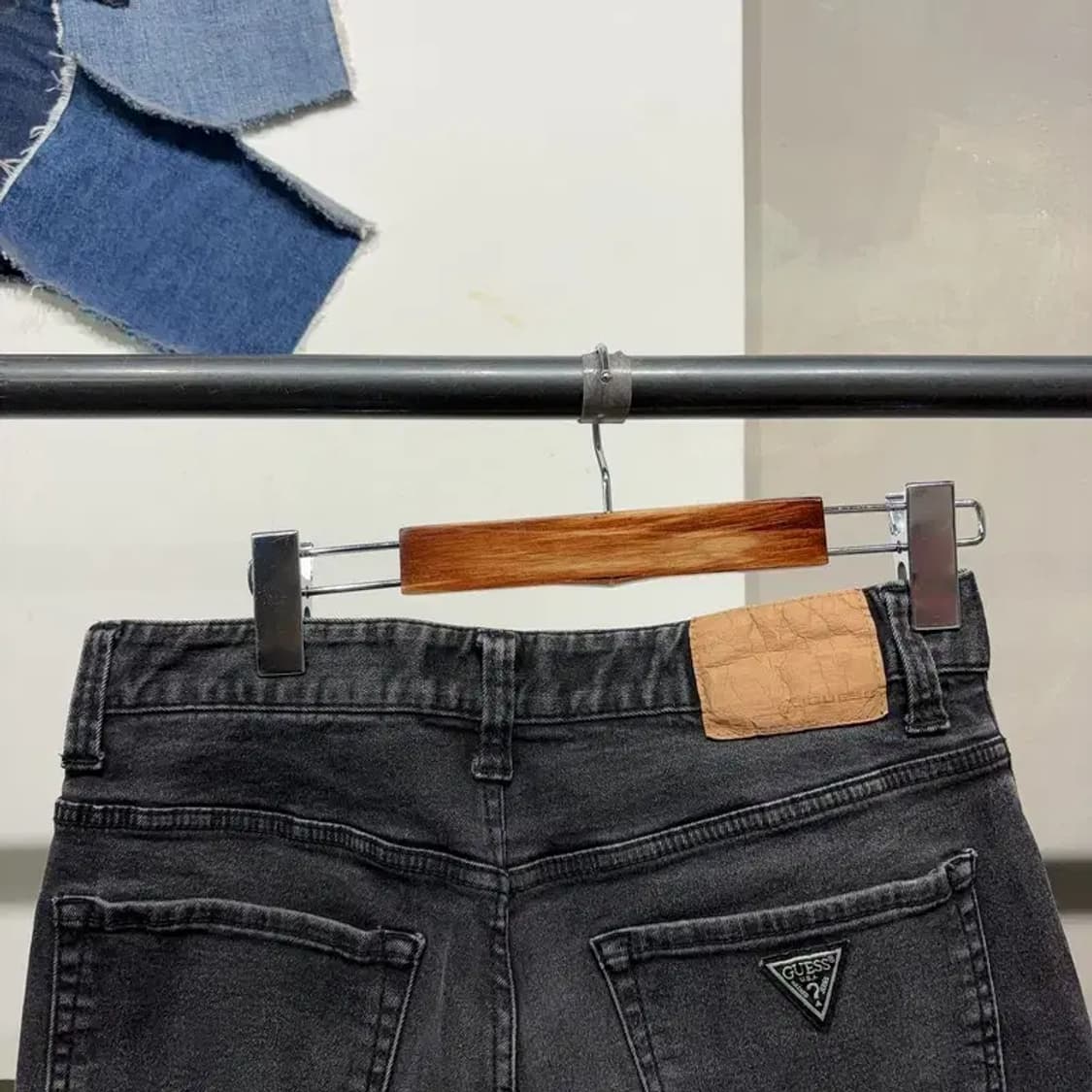 (28인치) 게스 여성 캐주얼 스판 블랙진 흑청바지 데님팬츠 상품이미지4