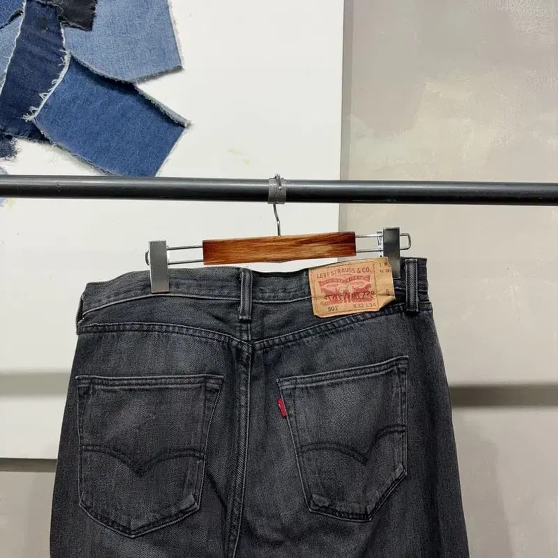 (32인치) 리바이스 501 캐주얼 블랭크탭 흑청바지 데님팬츠 상품이미지4