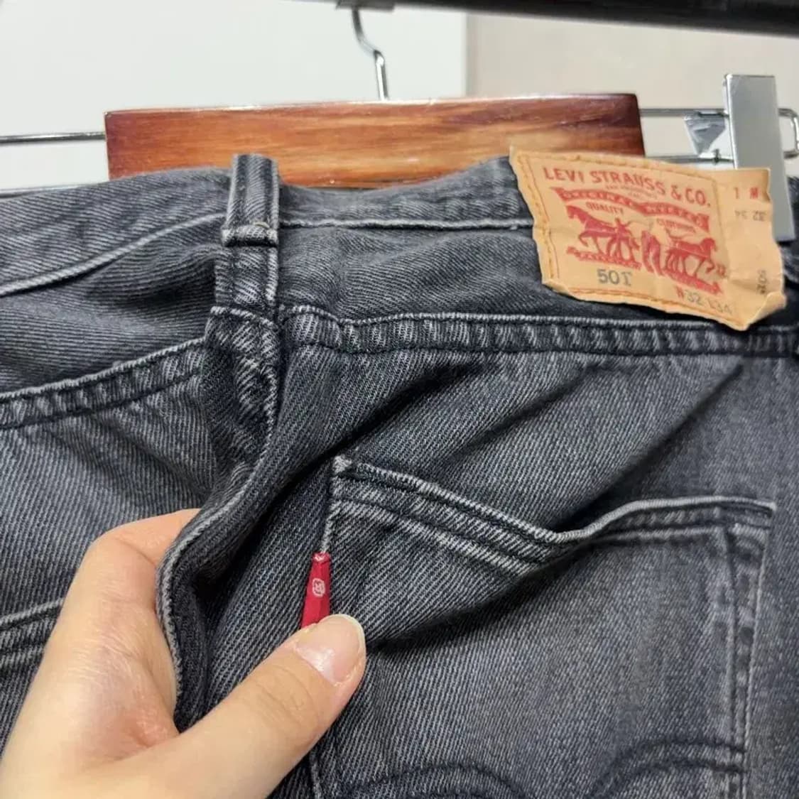 (32인치) 리바이스 501 캐주얼 블랭크탭 흑청바지 데님팬츠 상품이미지5