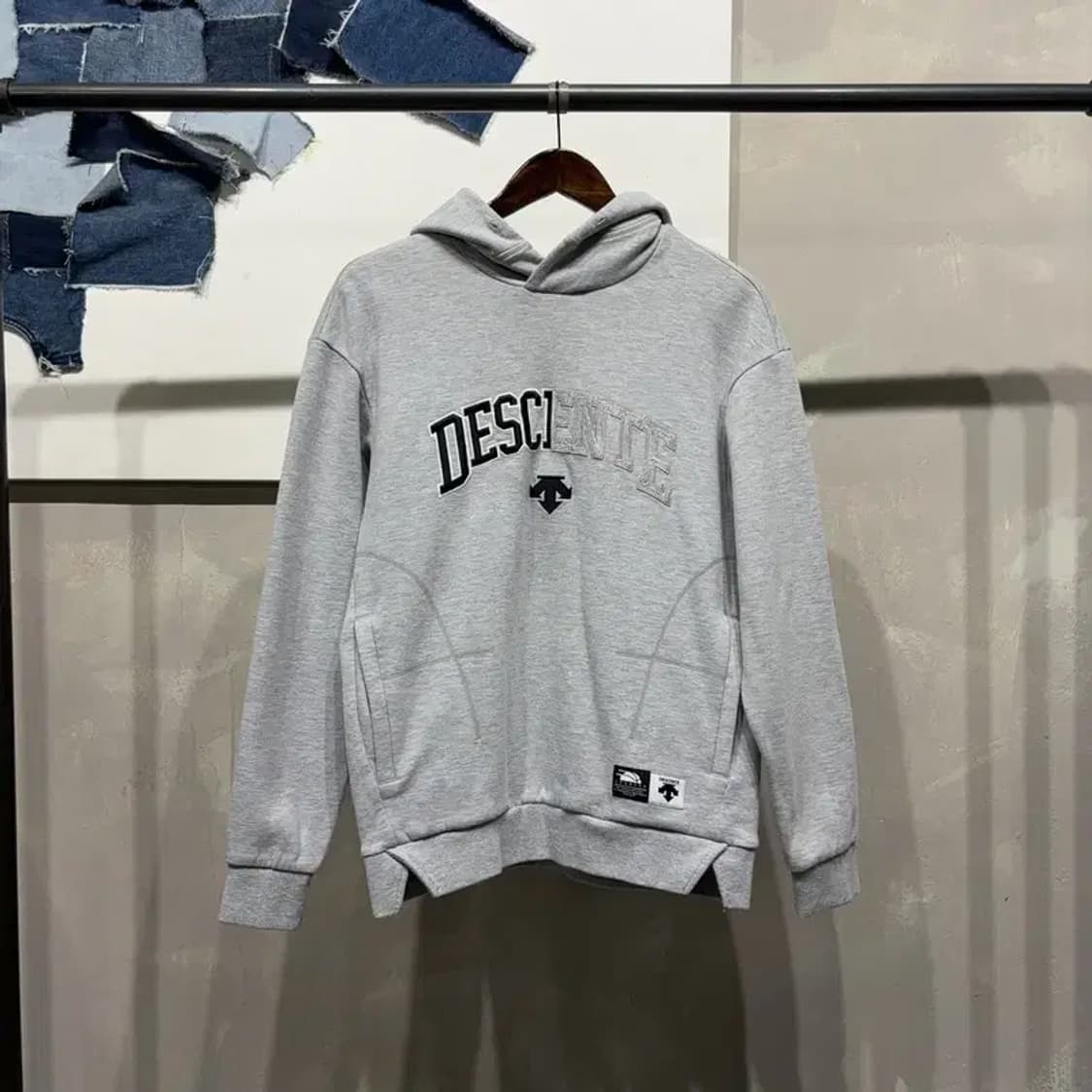 (90) 데상트 여성 캐주얼 스트릿 로고 자수 후드티 상품이미지1