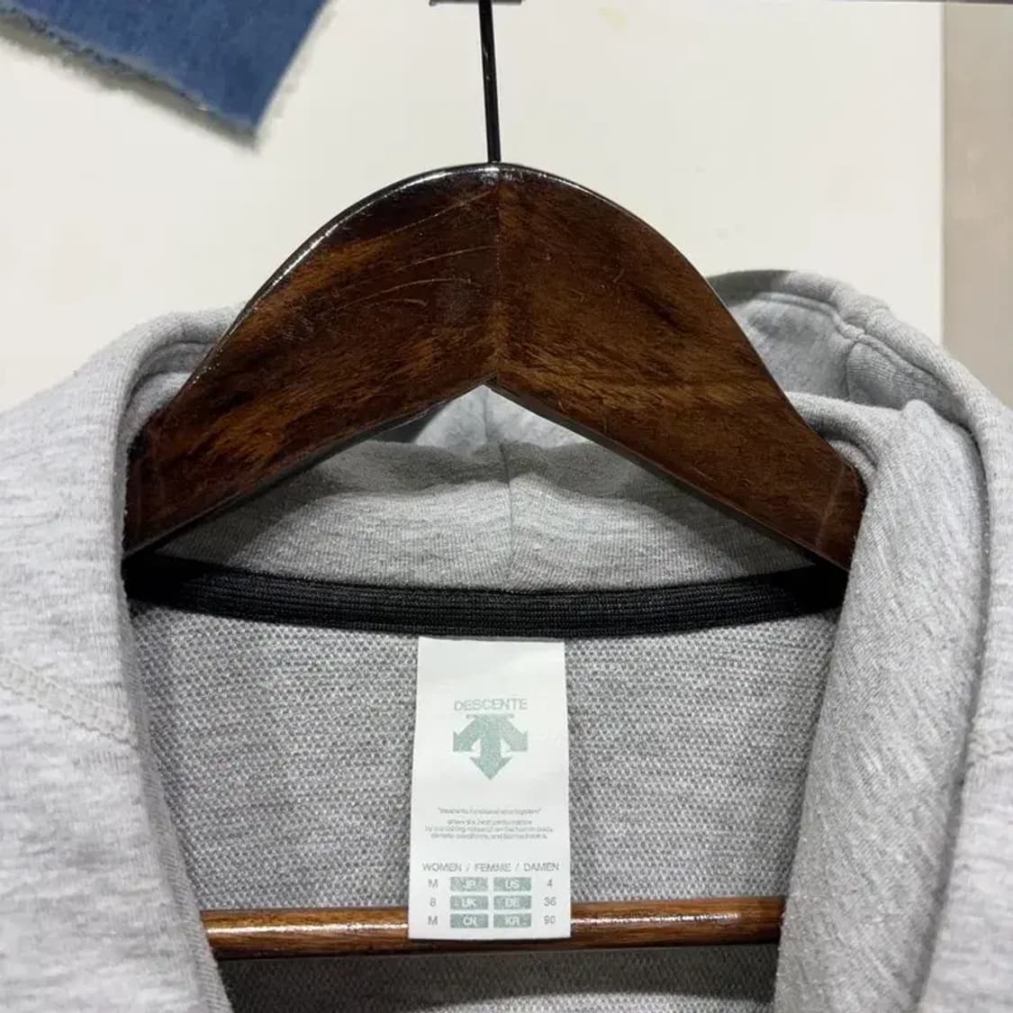 (90) 데상트 여성 캐주얼 스트릿 로고 자수 후드티 상품이미지2