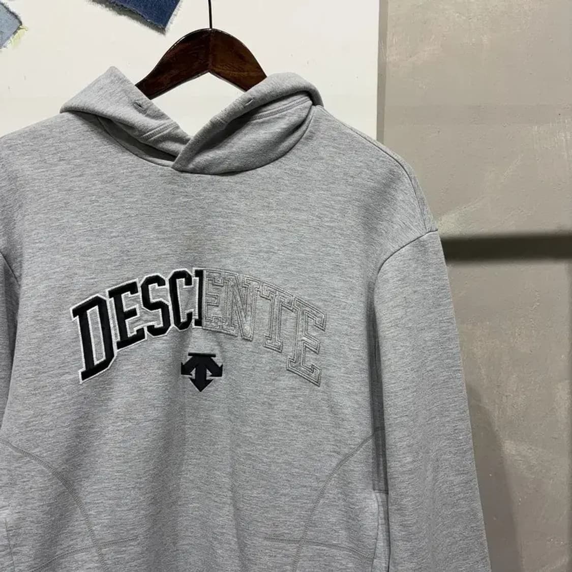 (90) 데상트 여성 캐주얼 스트릿 로고 자수 후드티 상품이미지3