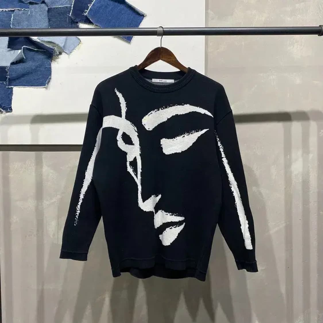 (105) 지오송지오 캐주얼 페이스 드로잉 라운드 니트 상품이미지1