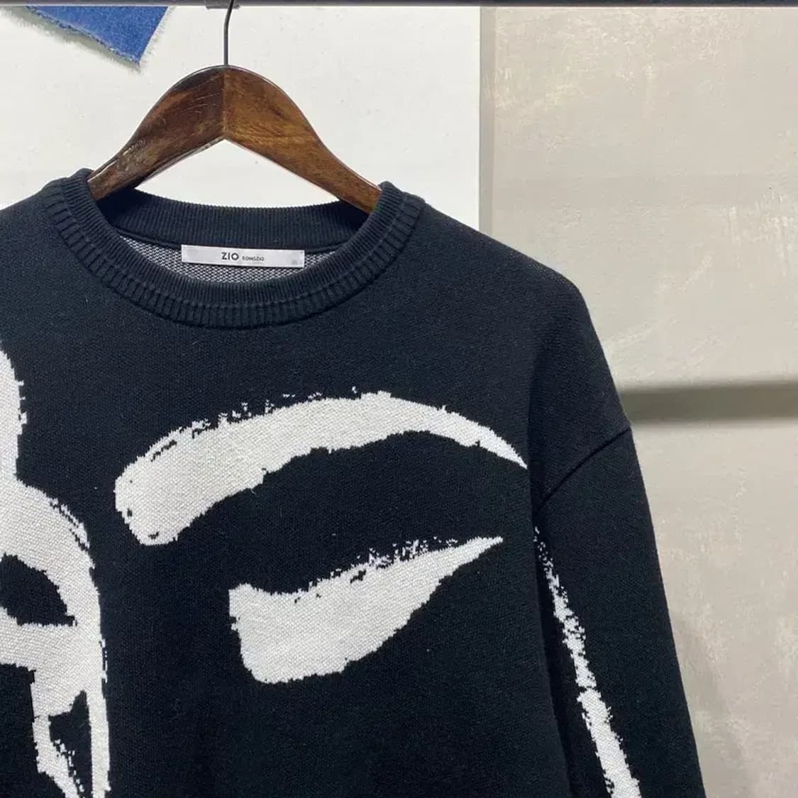 (105) 지오송지오 캐주얼 페이스 드로잉 라운드 니트 상품이미지3