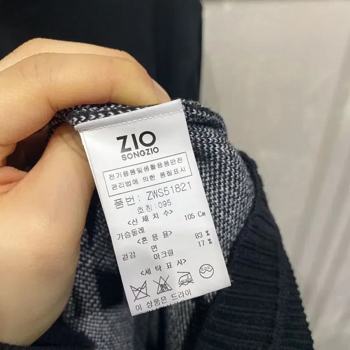 (105) 지오송지오 캐주얼 페이스 드로잉 라운드 니트 상품이미지5