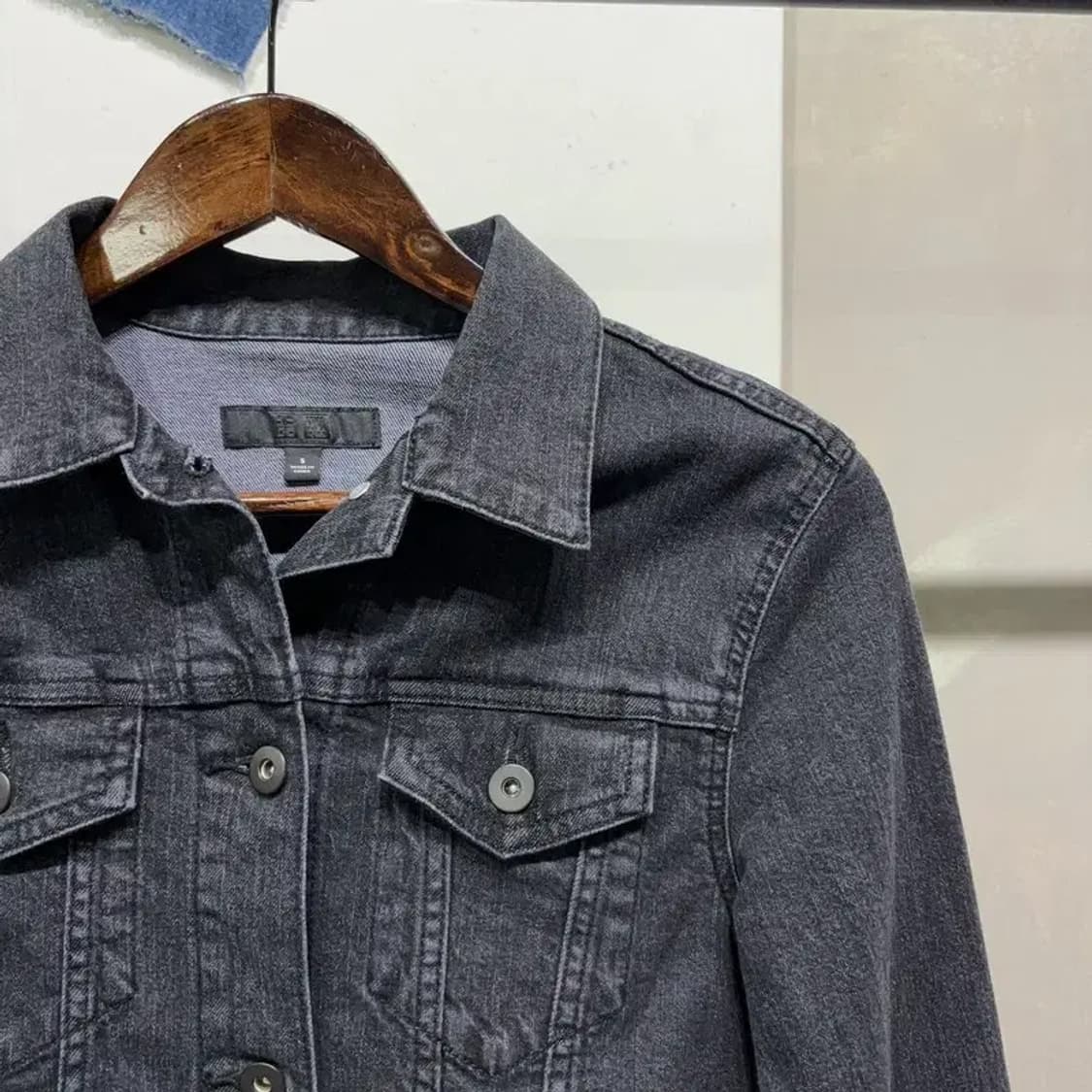 (85) 유니클로 여성 캐주얼 투포켓 흑청데님 트러커 자켓 상품이미지3