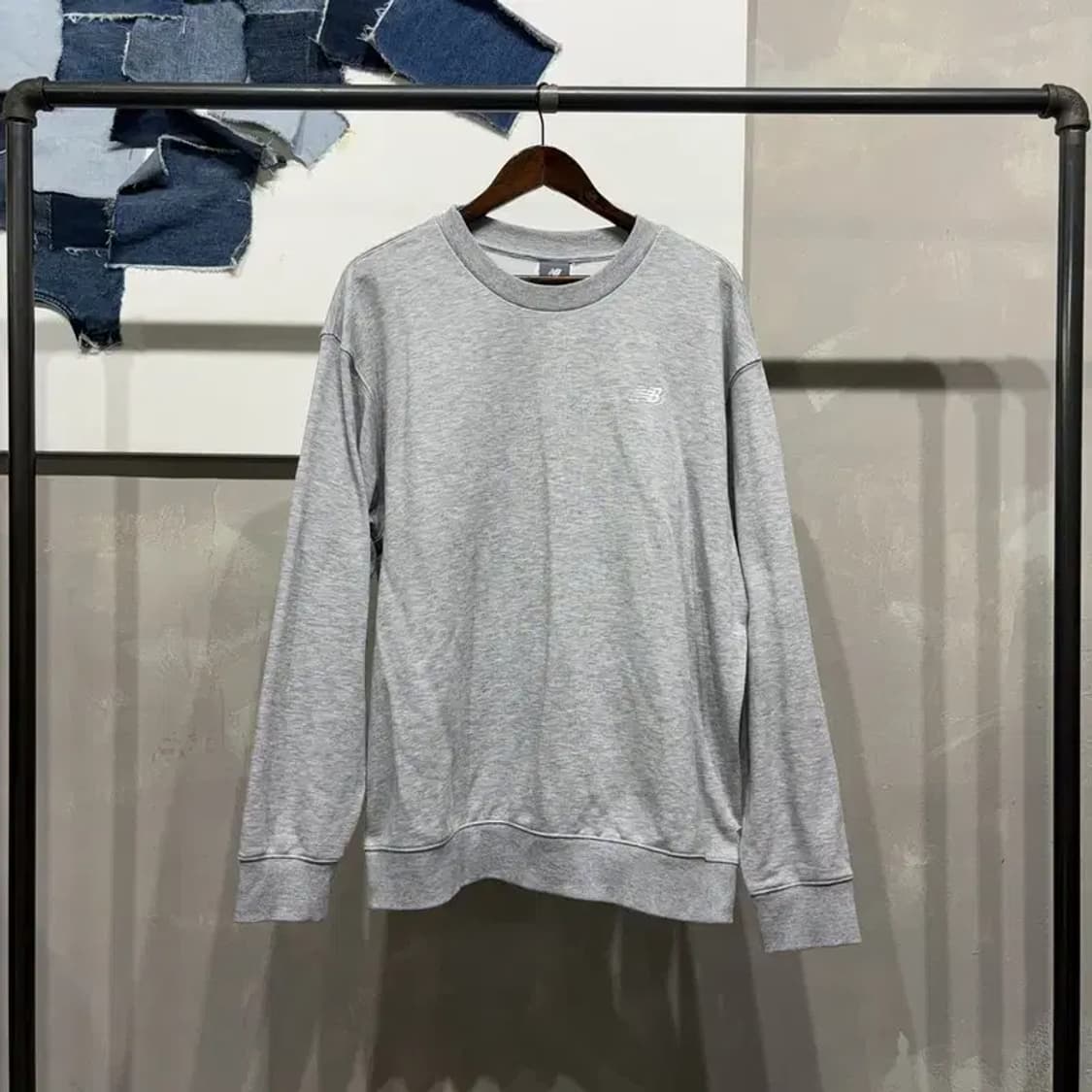 (100) 뉴발란스 스트릿 캐주얼 자수 맨투맨 긴팔 티 상품이미지1