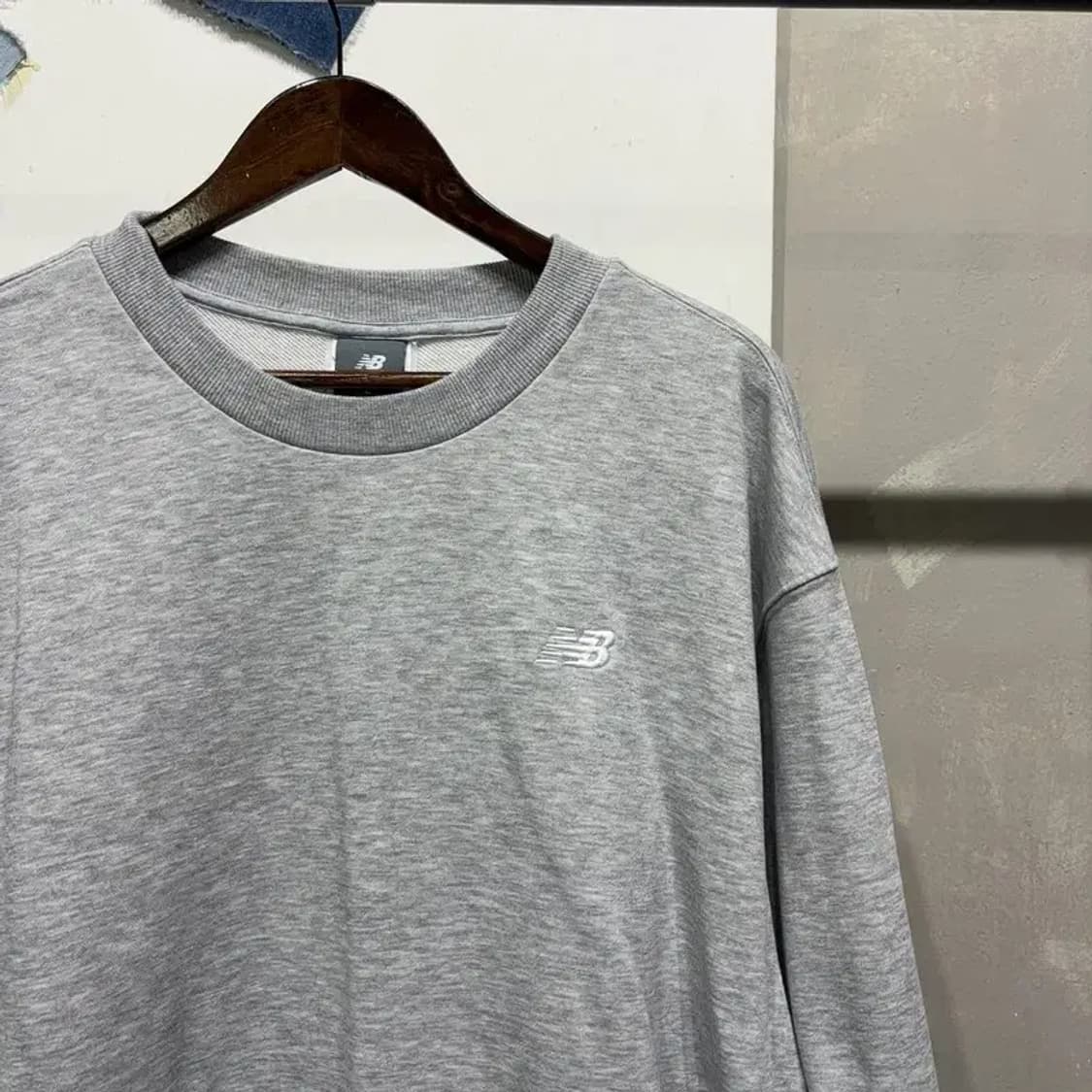 (100) 뉴발란스 스트릿 캐주얼 자수 맨투맨 긴팔 티 상품이미지3