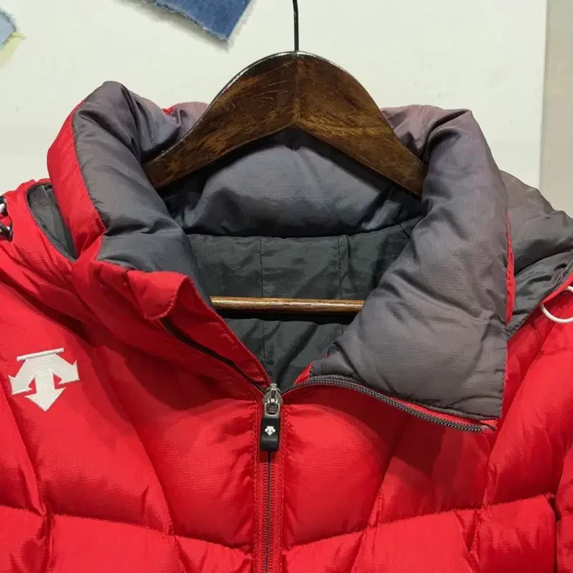 (100) 데상트 아웃도어 캐주얼 덕다운 오리털 후드 패딩 상품이미지3