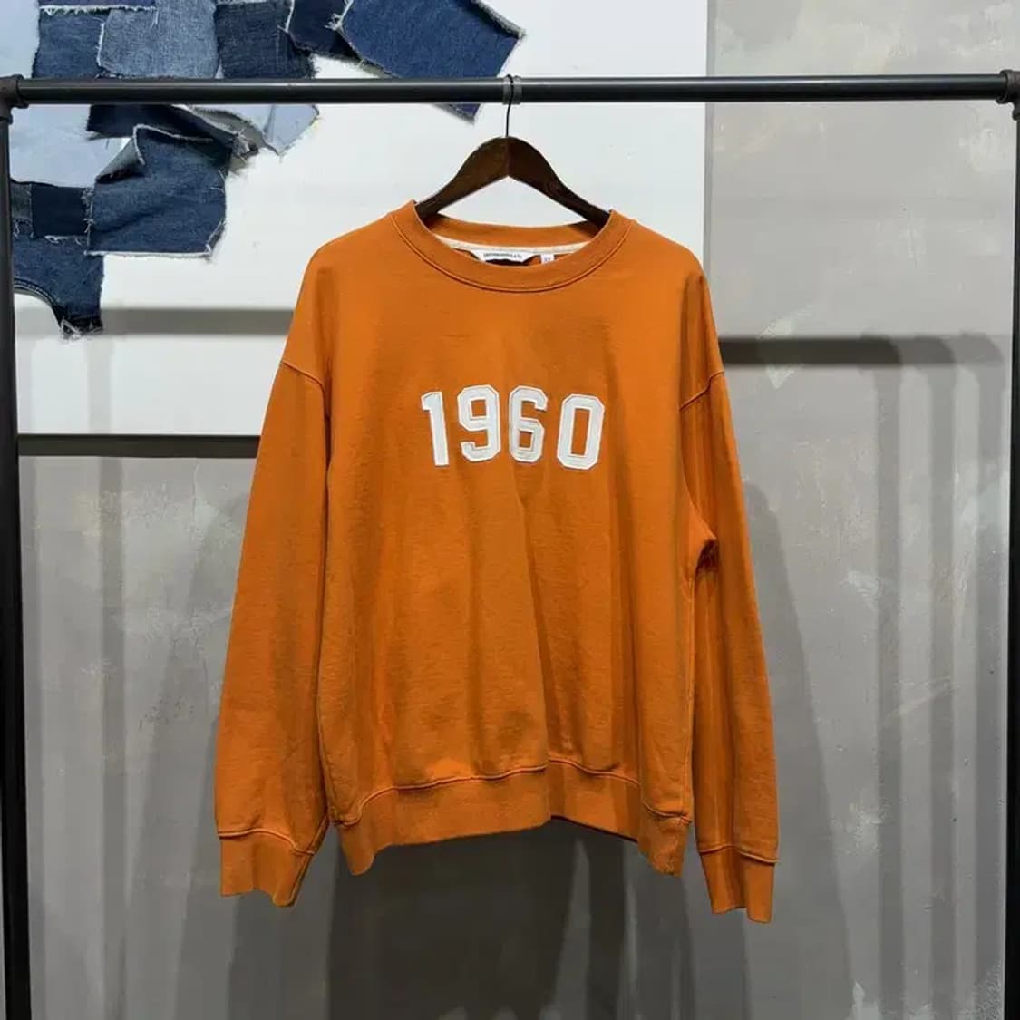 (100) 유니폼브릿지 스트릿 캐주얼 자수 맨투맨 긴팔 티 상품이미지1