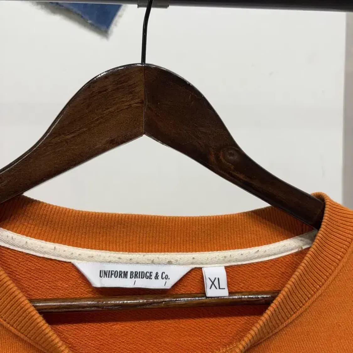 (100) 유니폼브릿지 스트릿 캐주얼 자수 맨투맨 긴팔 티 상품이미지2