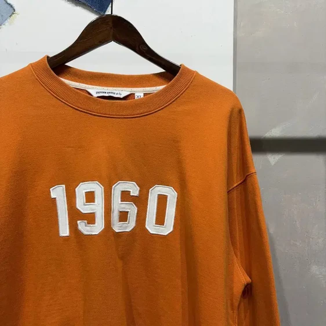 (100) 유니폼브릿지 스트릿 캐주얼 자수 맨투맨 긴팔 티 상품이미지3