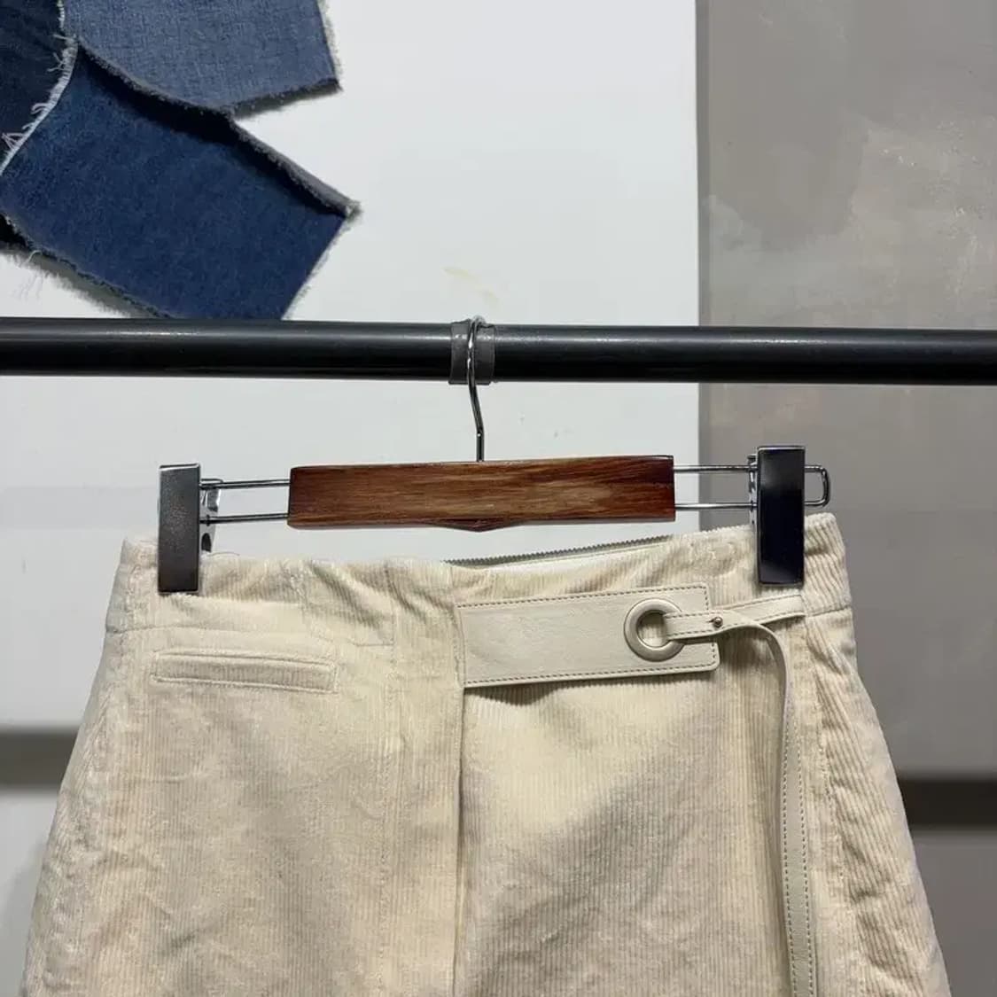 (24인치) 듀엘 여성 캐주얼 코듀로이 골덴 벨티드 미디 스커트 상품이미지2