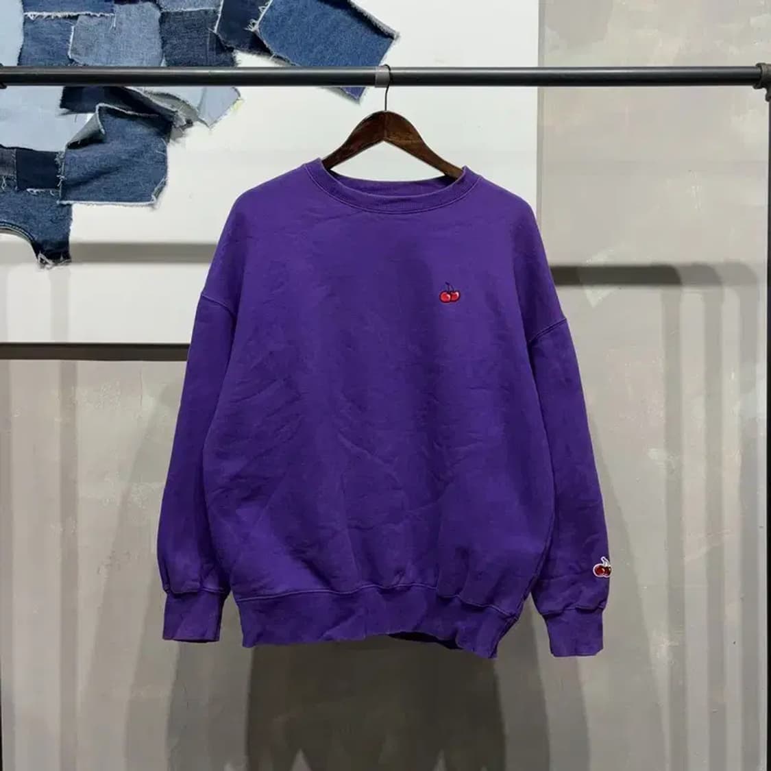 (100) 키르시 스트릿 캐주얼 체리 자수 기모 맨투맨 긴팔 티 상품이미지1