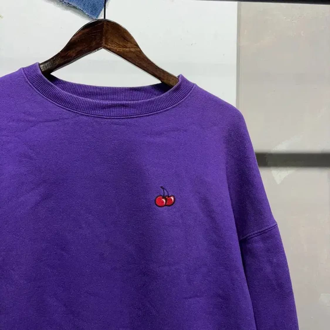 (100) 키르시 스트릿 캐주얼 체리 자수 기모 맨투맨 긴팔 티 상품이미지3