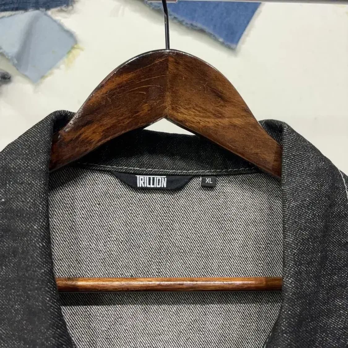 (105) 트릴리온 캐주얼 투포켓 흑청데님 트러커 자켓 상품이미지2