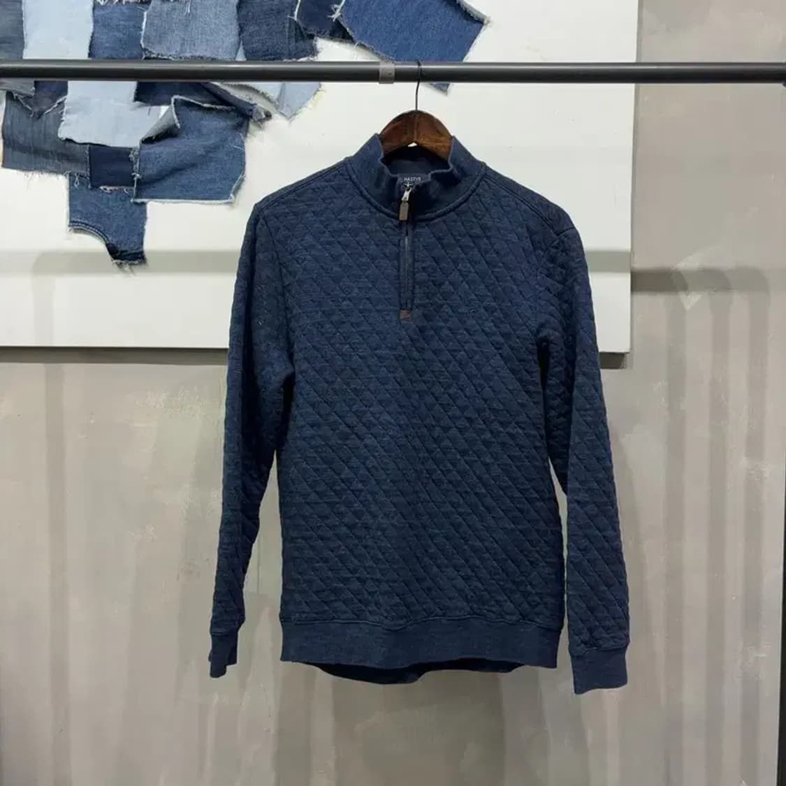 (100) 헤지스 클래식 캐주얼 누빔 반집업 맨투맨 긴팔 티 상품이미지1