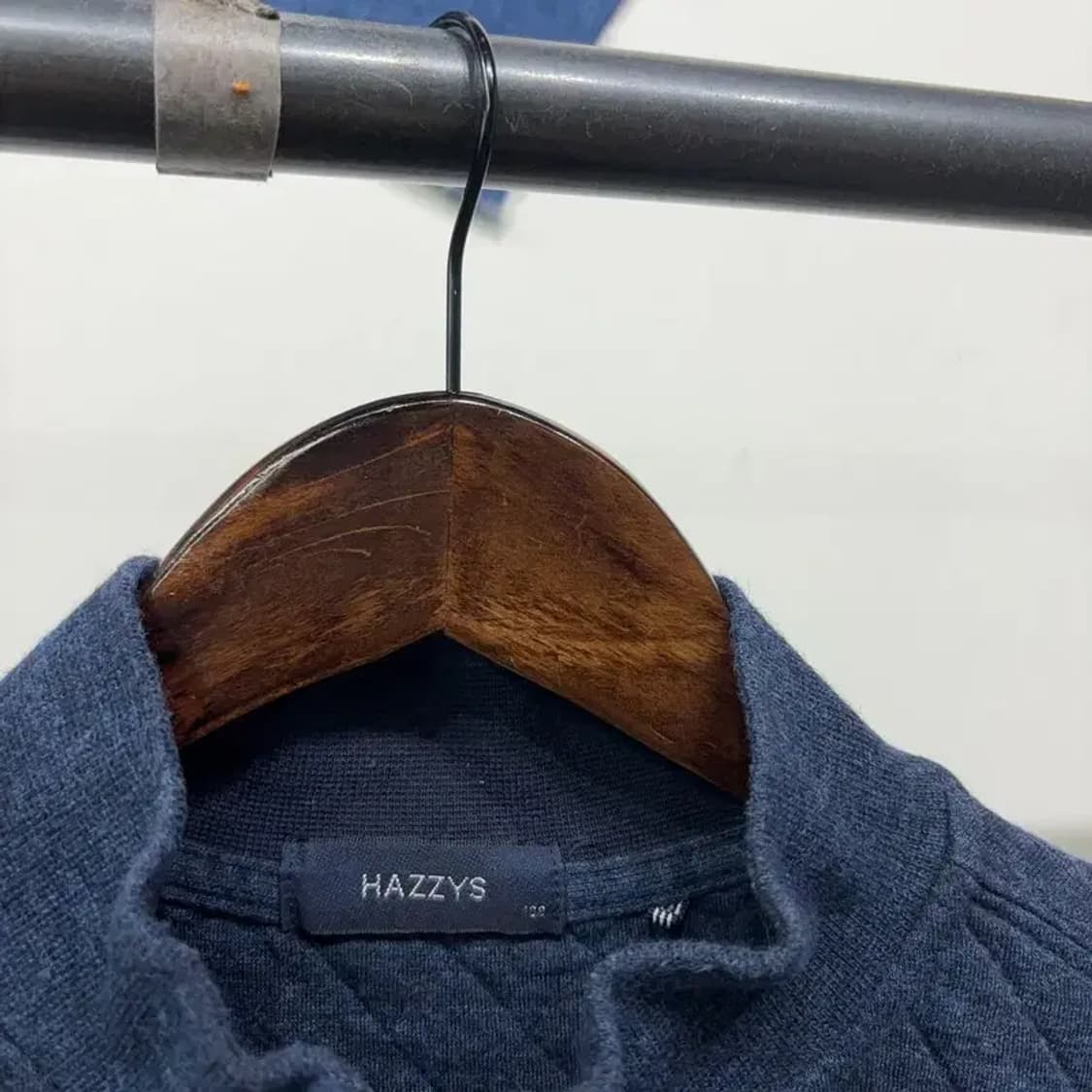 (100) 헤지스 클래식 캐주얼 누빔 반집업 맨투맨 긴팔 티 상품이미지2