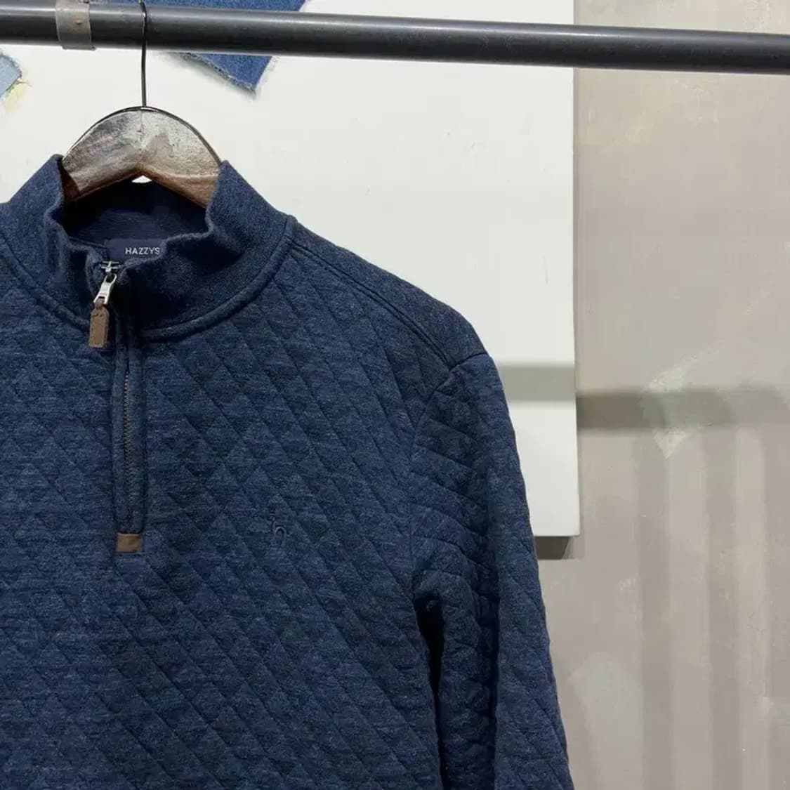 (100) 헤지스 클래식 캐주얼 누빔 반집업 맨투맨 긴팔 티 상품이미지3