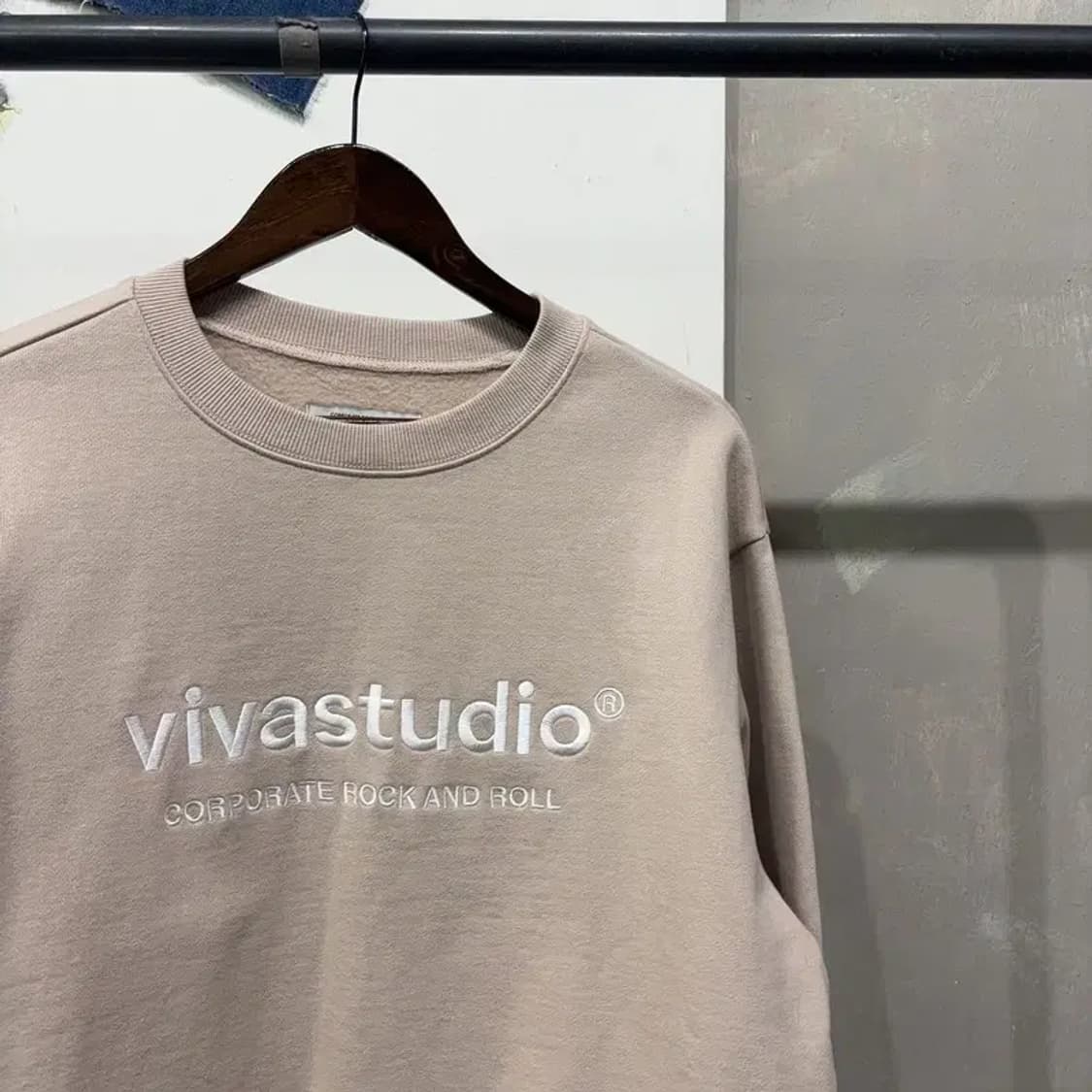 (90) 비바스튜디오 캐주얼 기모 자수 맨투맨 긴팔 티 상품이미지3