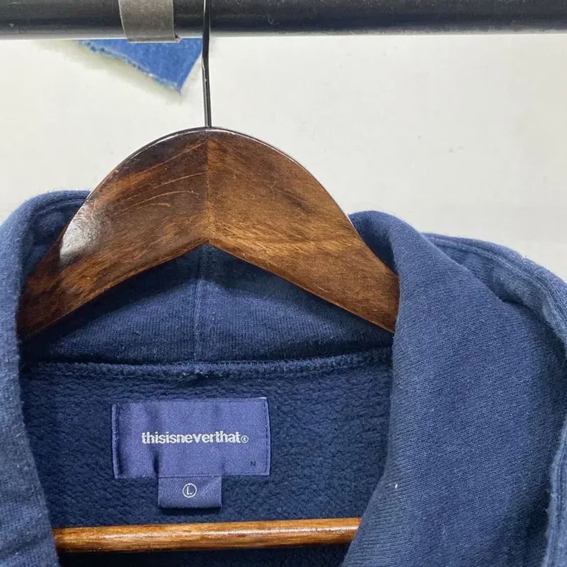 (100) 디스이즈네버댓 캐주얼 네이비 자수 기모 후드티 상품이미지2