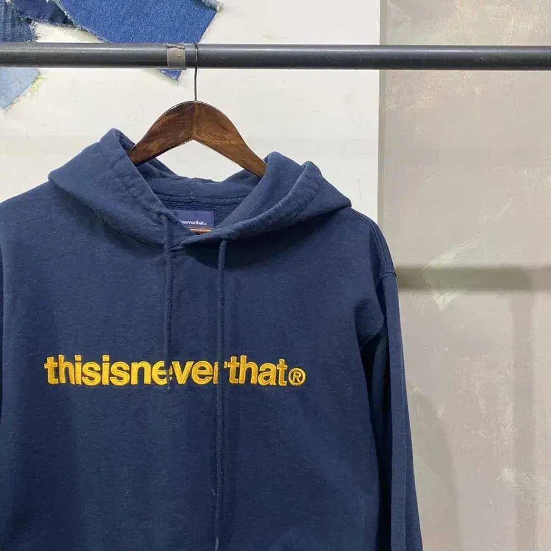 (100) 디스이즈네버댓 캐주얼 네이비 자수 기모 후드티 상품이미지3