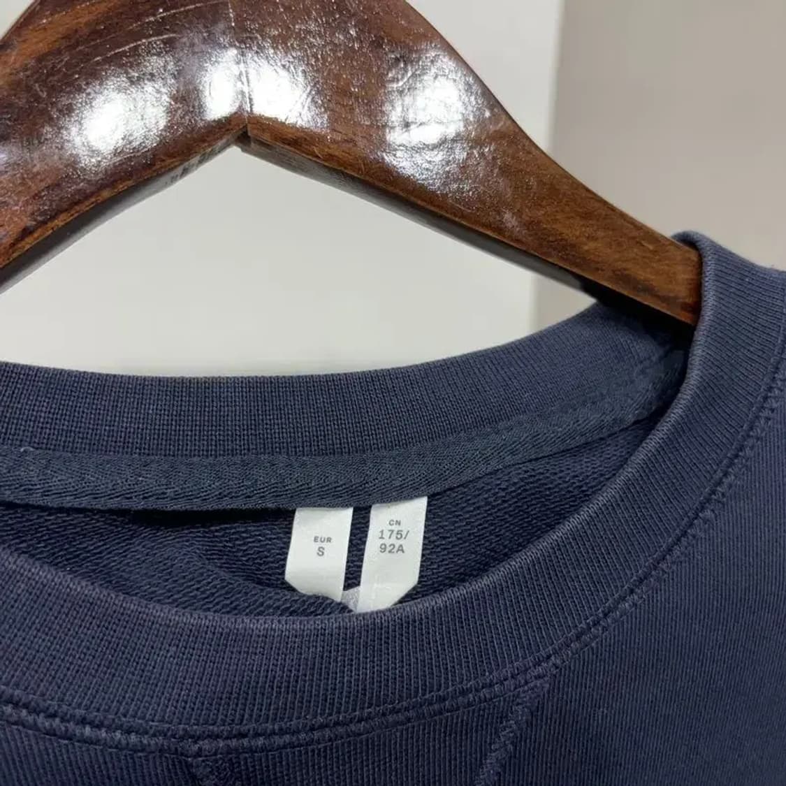(95) 아르켓 캐주얼 미니멀리즘 네이비 맨투맨 긴팔 티 상품이미지2
