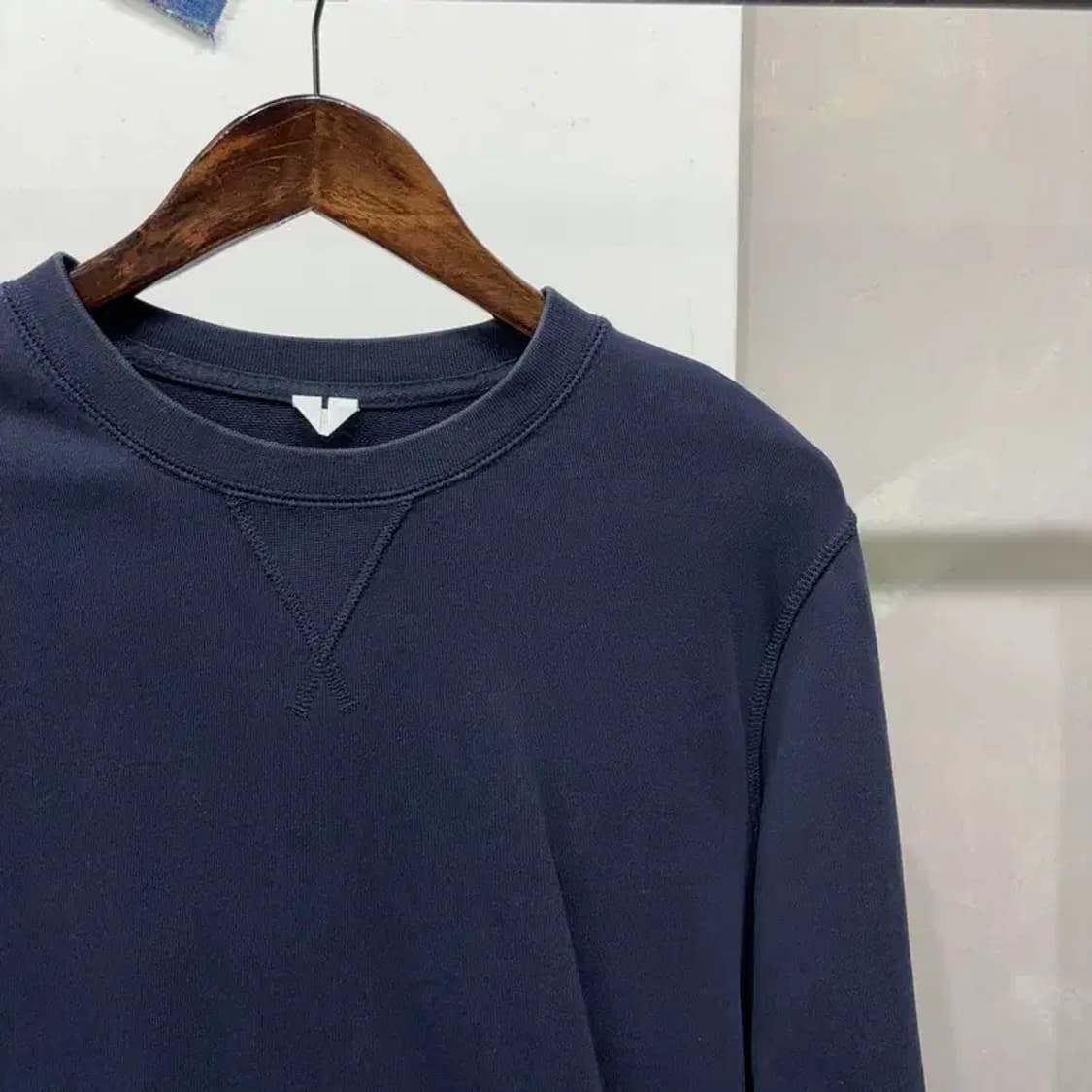 (95) 아르켓 캐주얼 미니멀리즘 네이비 맨투맨 긴팔 티 상품이미지4