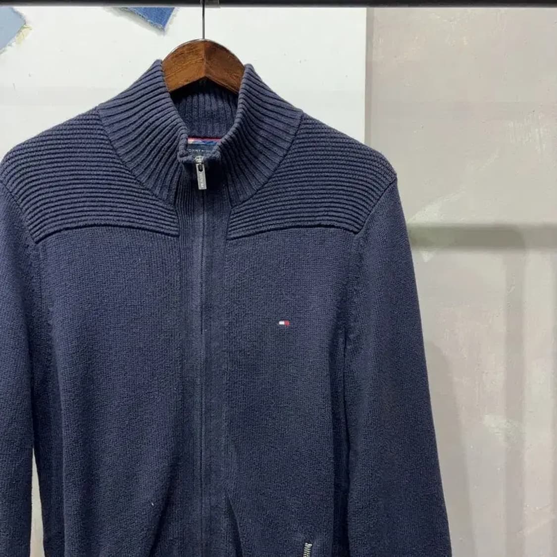 (100) 타미힐피거 캐주얼 자수 네이비 투웨이 니트집업 자켓 상품이미지3