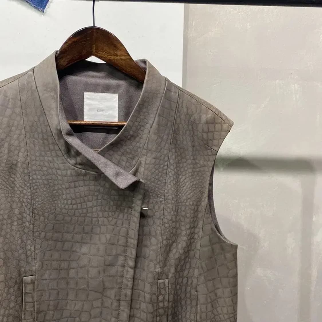 (90) 구호 여성 캐주얼 악어가죽패턴 양가죽 조끼 베스트자켓 상품이미지3