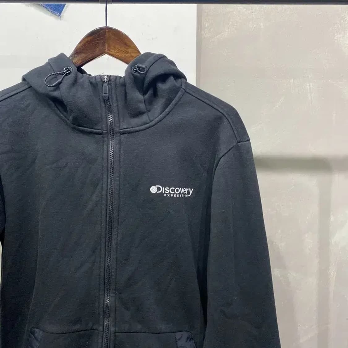 (105) 디스커버리 아웃도어 캐주얼 자수 기모 후드집업 자켓 상품이미지3