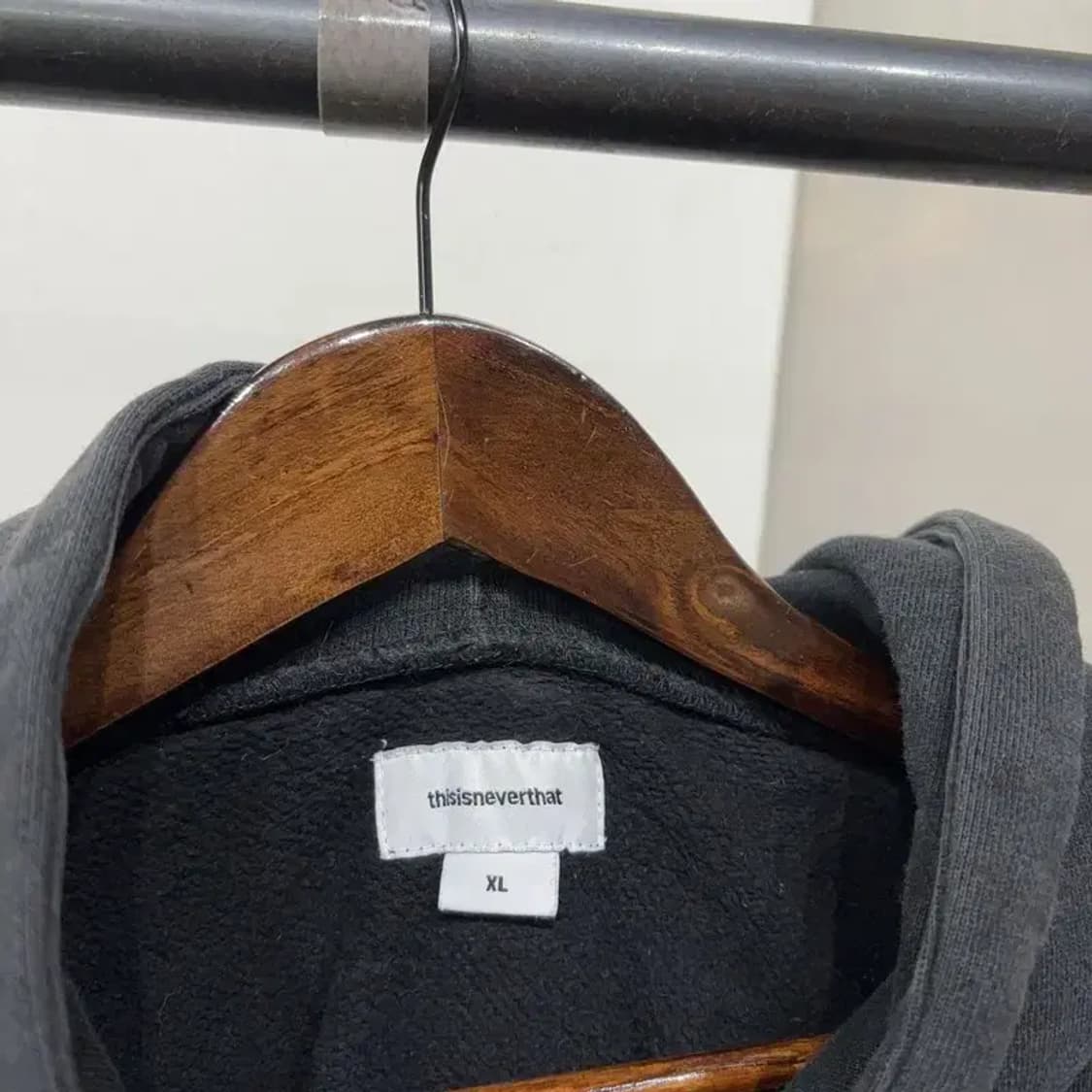 (105) 디스이즈네버댓 스트릿 빅로고 자수 블랙 기모 후드티 상품이미지2