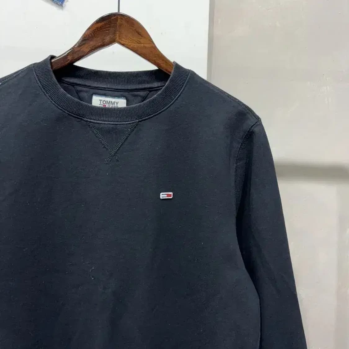 (100) 타미진스 캐주얼 자수 블랙 맨투맨 긴팔 티 상품이미지3