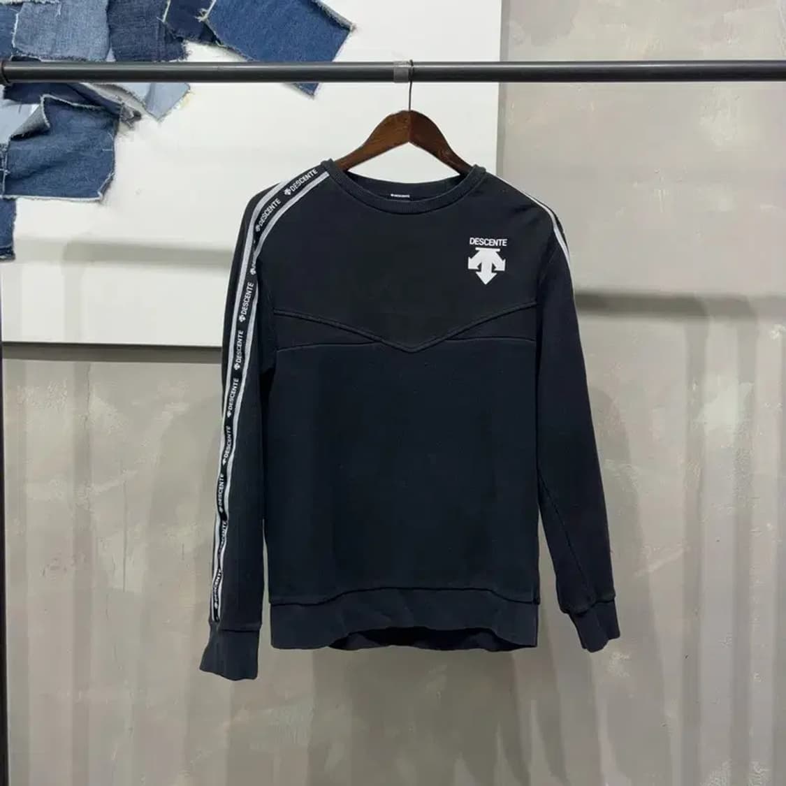 (95) 데상트 캐주얼 사이드라인 프린팅 기모 맨투맨 긴팔 티 상품이미지1