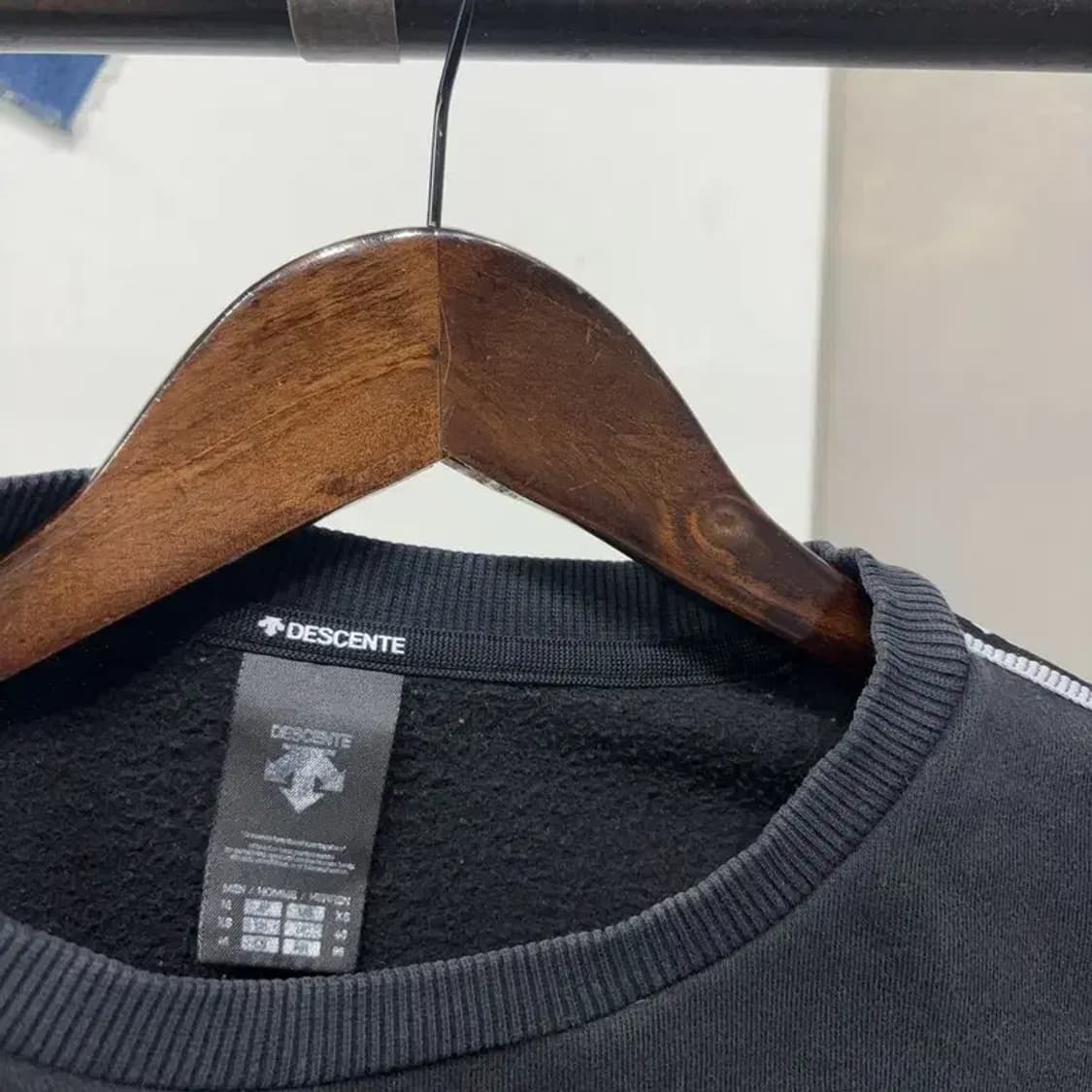 (95) 데상트 캐주얼 사이드라인 프린팅 기모 맨투맨 긴팔 티 상품이미지2