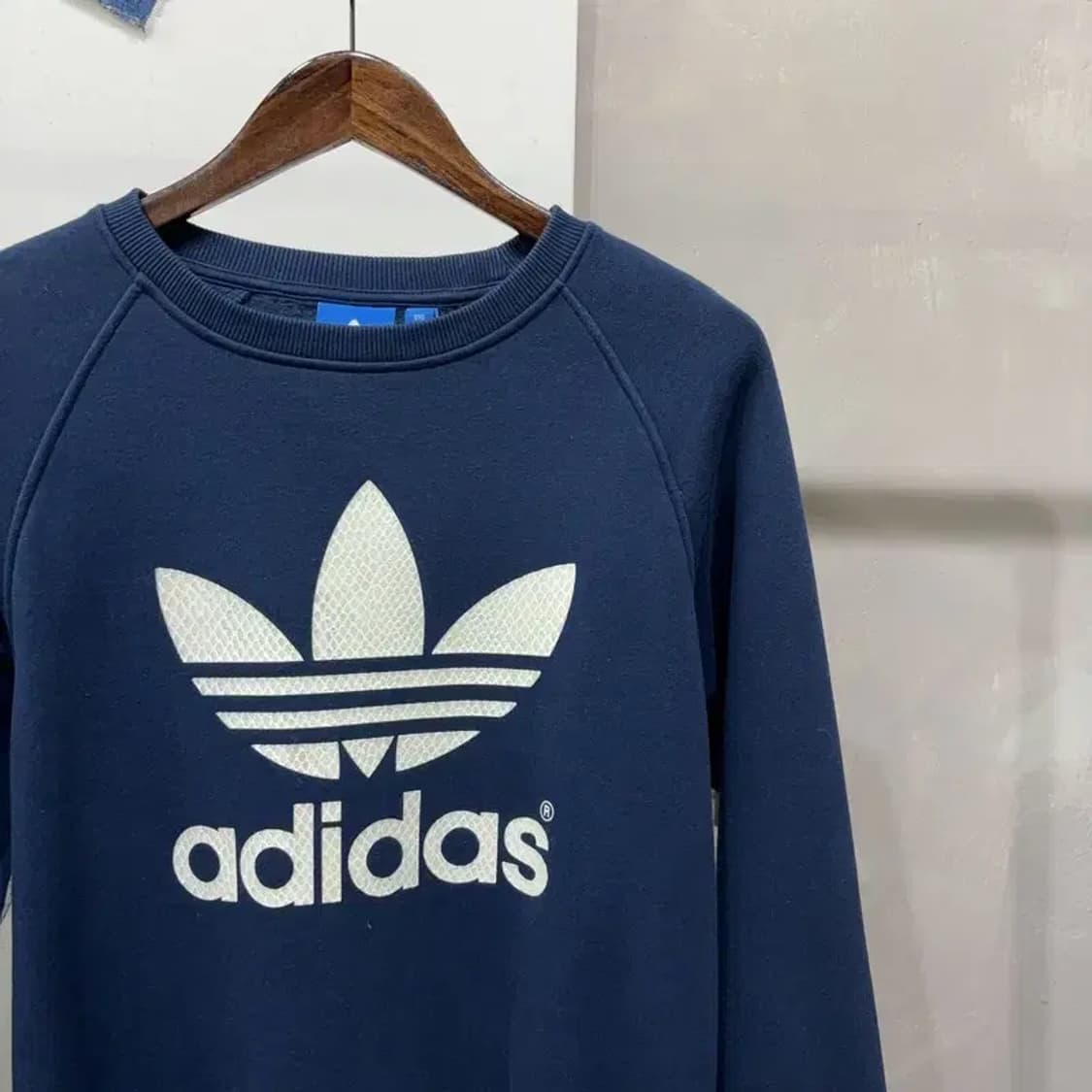 (95) 아디다스 여성 스트릿 빅프린팅 유로파 기모 맨투맨 긴팔 티 상품이미지3