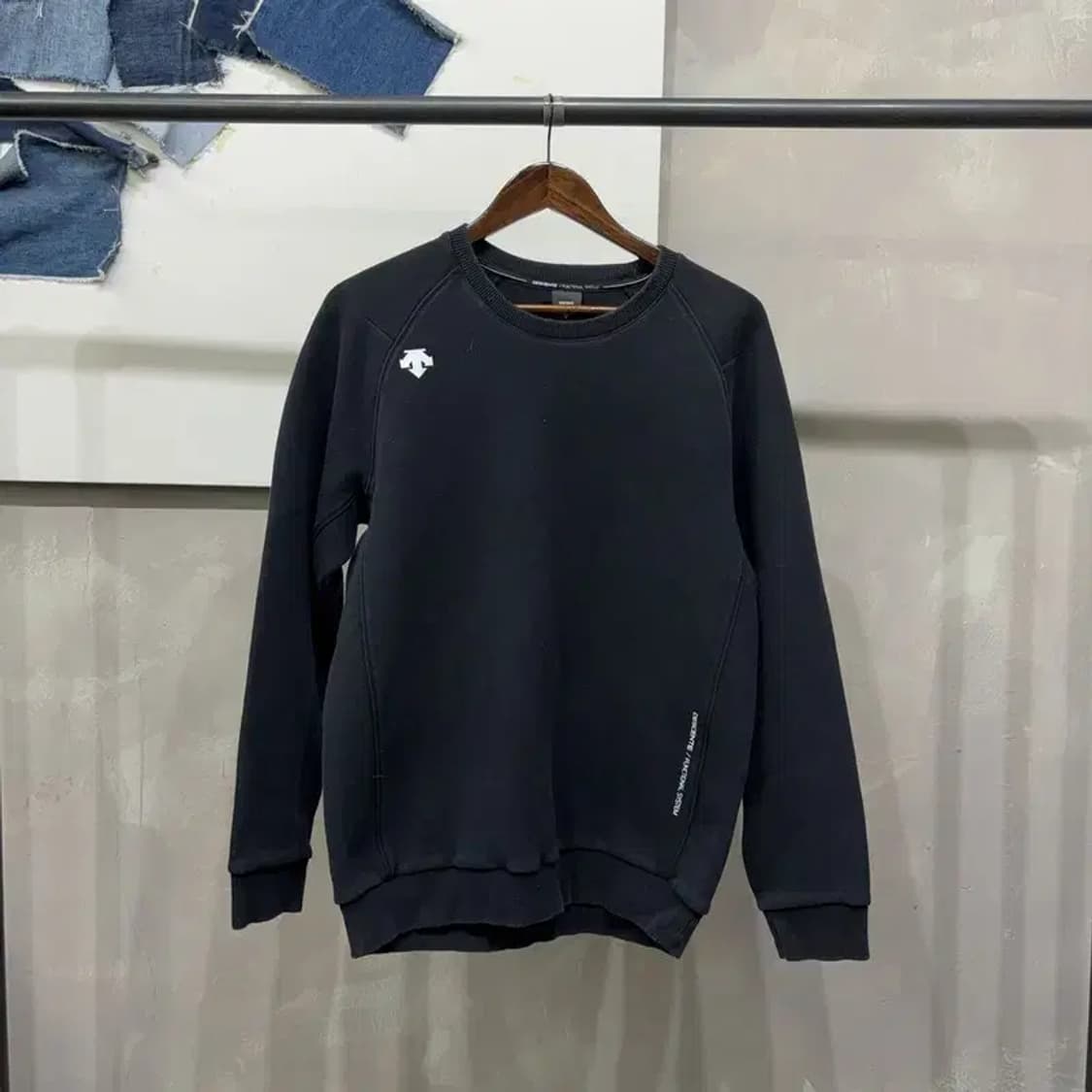 (100) 데상트 캐주얼 스포츠 로고 프린팅 블랙 맨투맨 긴팔 티 상품이미지1