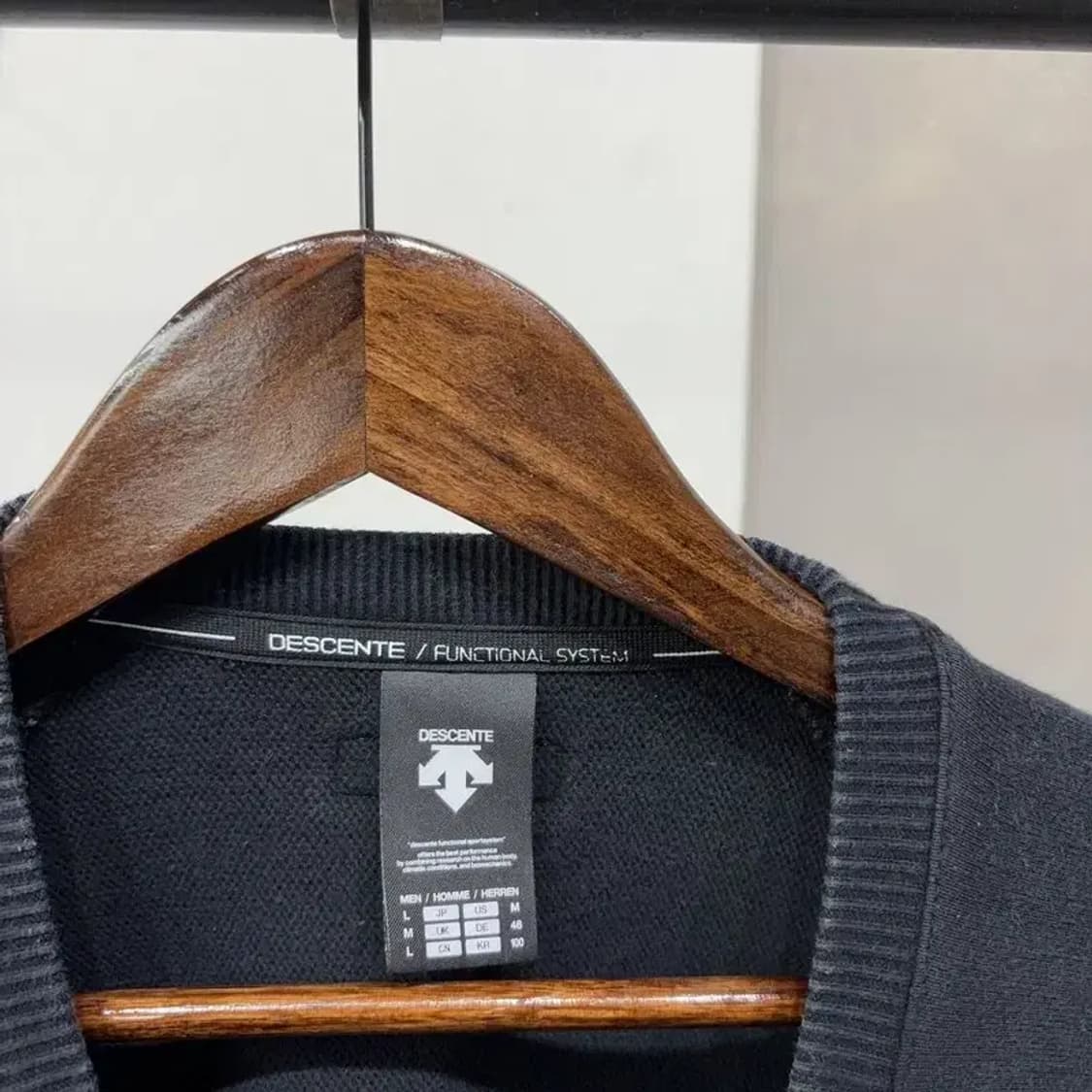 (100) 데상트 캐주얼 스포츠 로고 프린팅 블랙 맨투맨 긴팔 티 상품이미지2