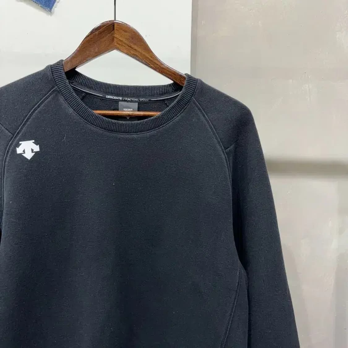 (100) 데상트 캐주얼 스포츠 로고 프린팅 블랙 맨투맨 긴팔 티 상품이미지3