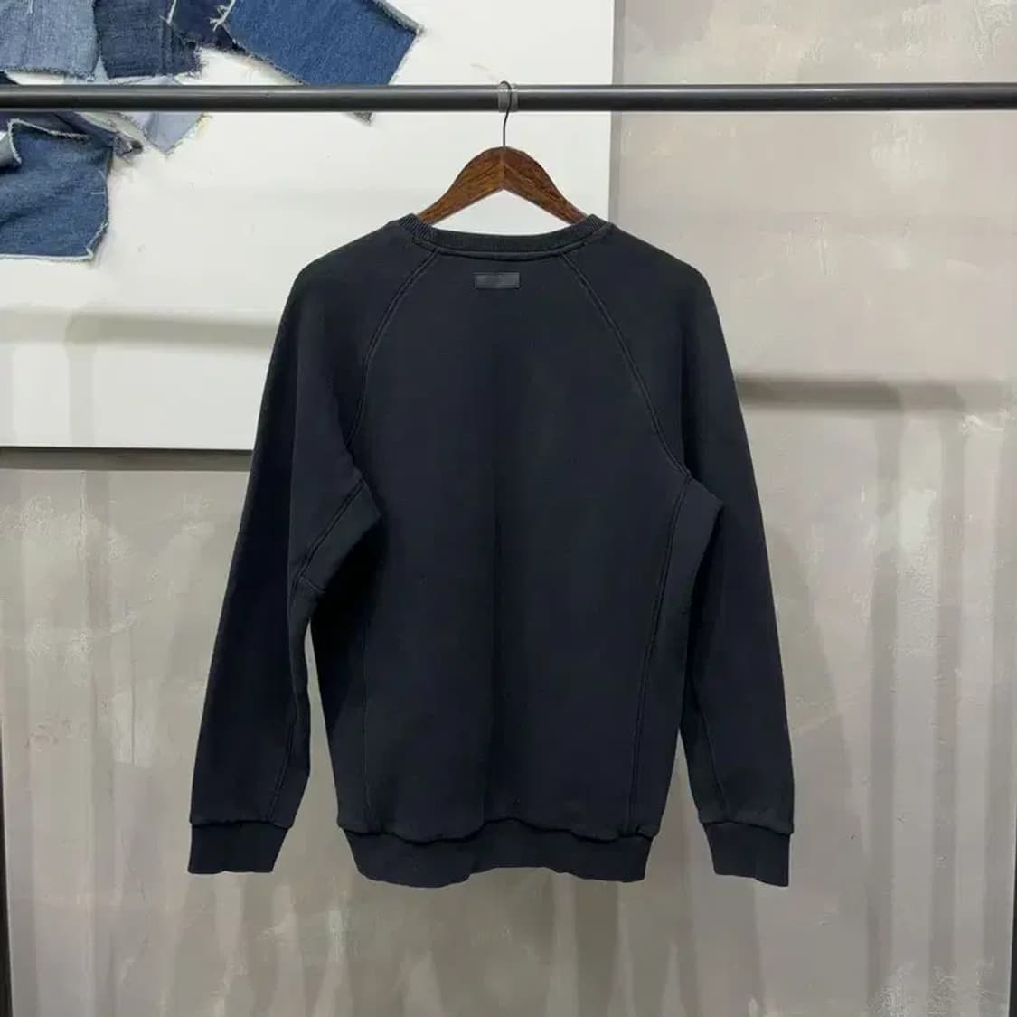 (100) 데상트 캐주얼 스포츠 로고 프린팅 블랙 맨투맨 긴팔 티 상품이미지4