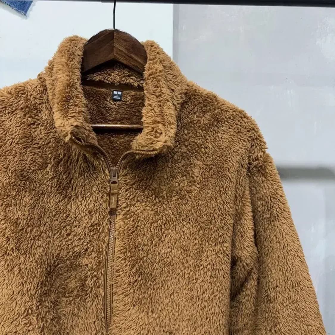 (100) 유니클로 캐주얼 베이직 카멜 양털 후리스 플리츠 자켓 상품이미지3