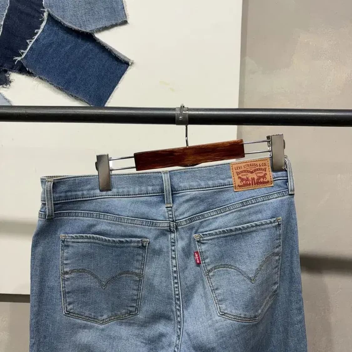 (30인치) 리바이스 312 여성 샤핑슬림 스판 연청바지 데님팬츠 상품이미지4