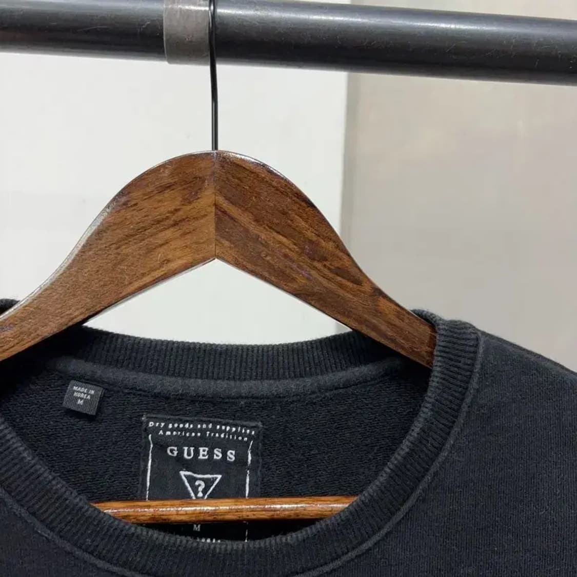 (90) 게스 여성 캐주얼 빅로고 블랙 맨투맨 긴팔 티 상품이미지2