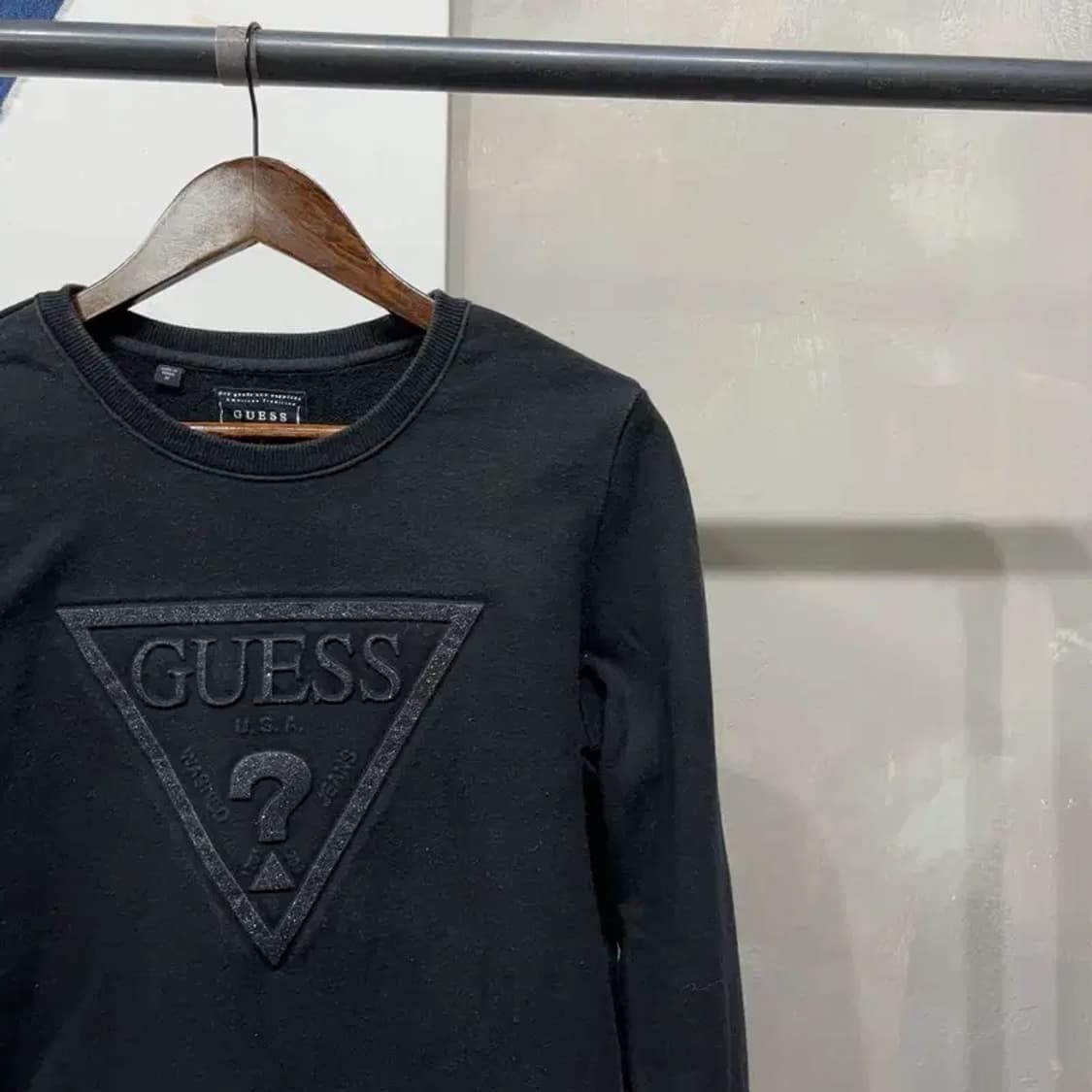 (90) 게스 여성 캐주얼 빅로고 블랙 맨투맨 긴팔 티 상품이미지3