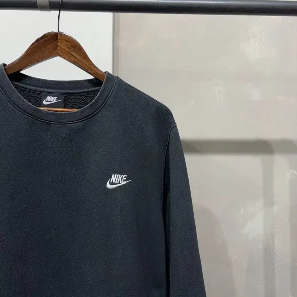 (105) 나이키 캐주얼 자수 블랙 기모 맨투맨 긴팔 티 상품이미지3