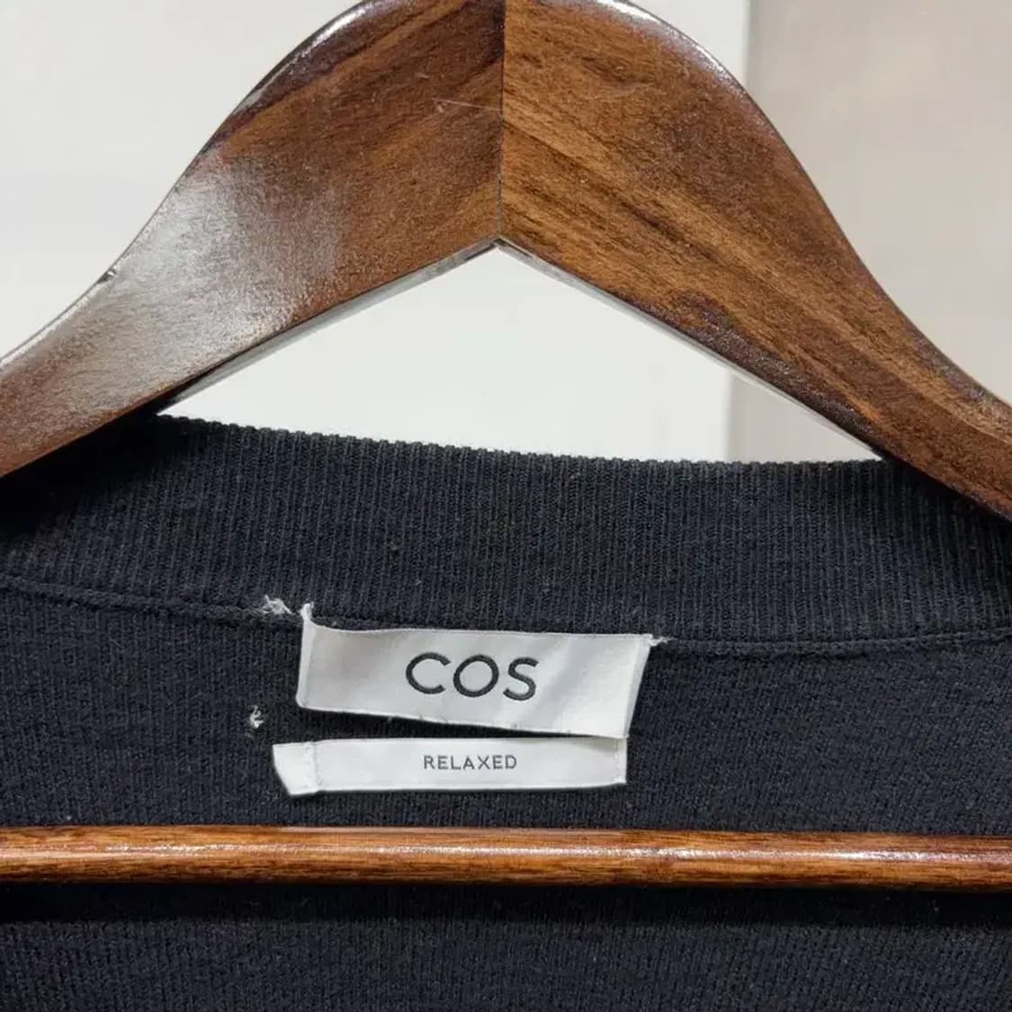 (105) 코스 COS 미니멀리즘 블랙 무지 니트 상품이미지2