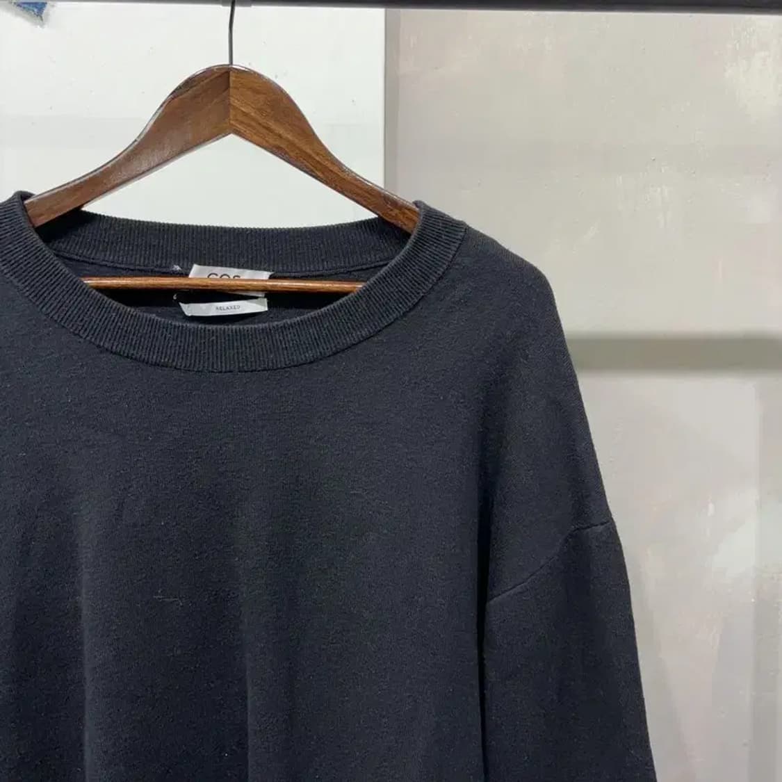 (105) 코스 COS 미니멀리즘 블랙 무지 니트 상품이미지4