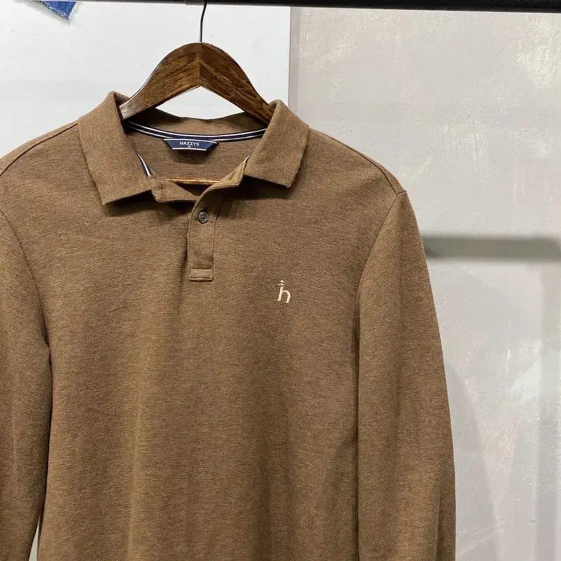 (95) 헤지스 캐주얼 클래식 자수 긴팔 카라티 상품이미지3